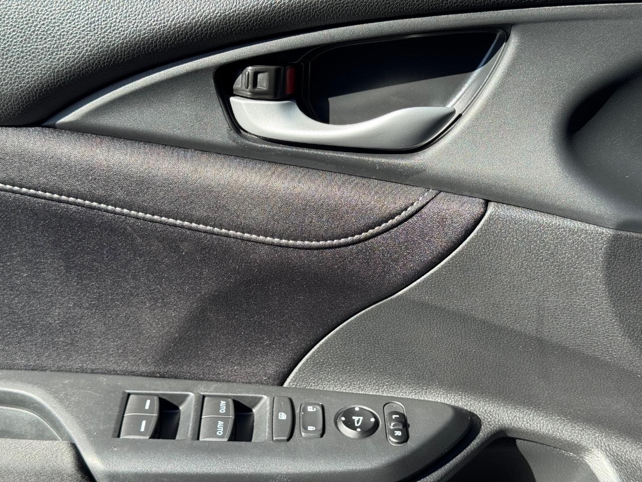 Honda Insight Vehicle Full-screen Gallery Image 22