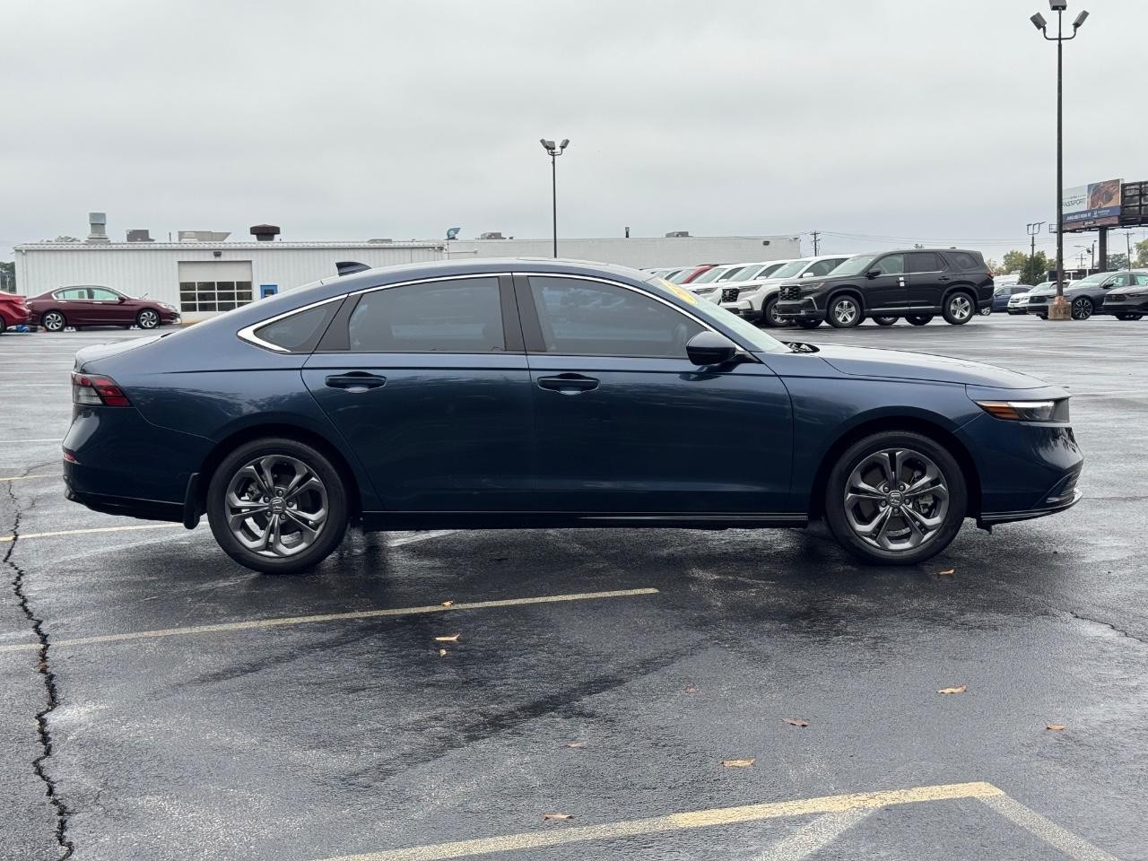 Honda Accord Hybrid Vehicle Full-screen Gallery Image 02