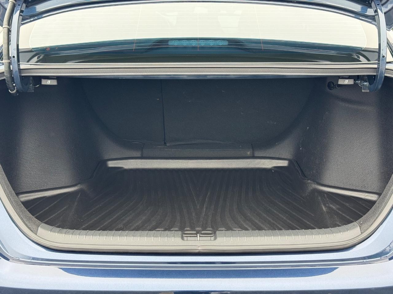 Honda Accord Hybrid Vehicle Full-screen Gallery Image 04