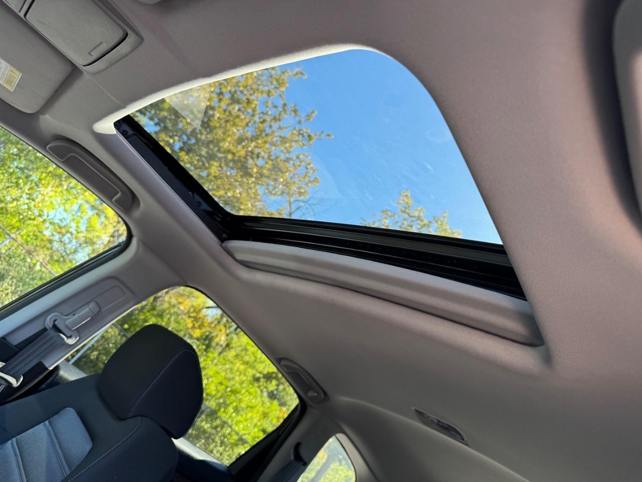 Honda CR-V Vehicle Full-screen Gallery Image 18