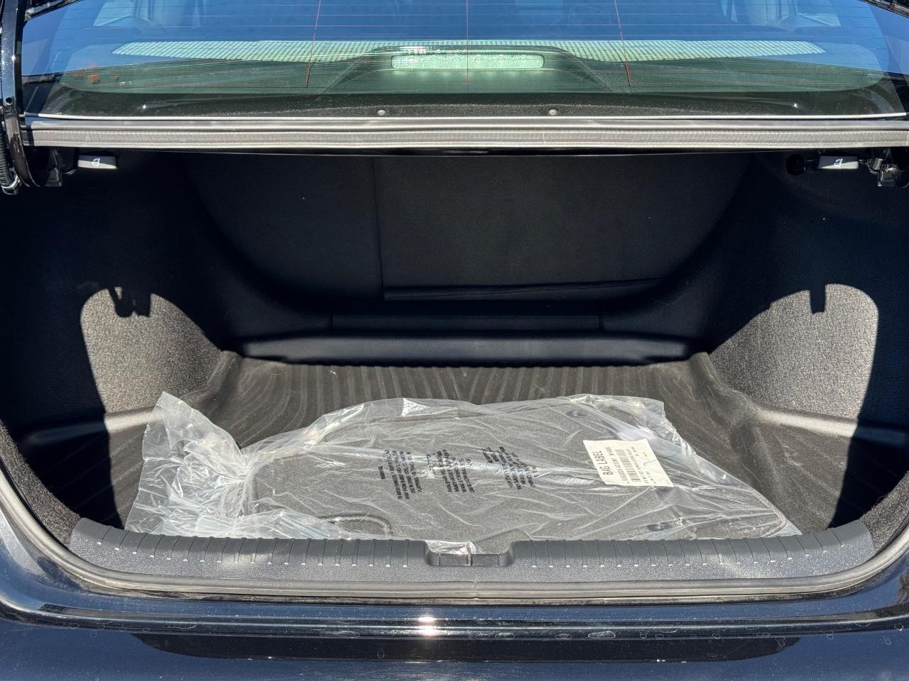 Honda Accord Hybrid Vehicle Full-screen Gallery Image 04