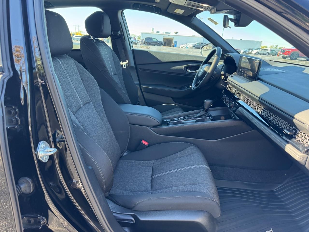 Honda Accord Hybrid Vehicle Full-screen Gallery Image 16