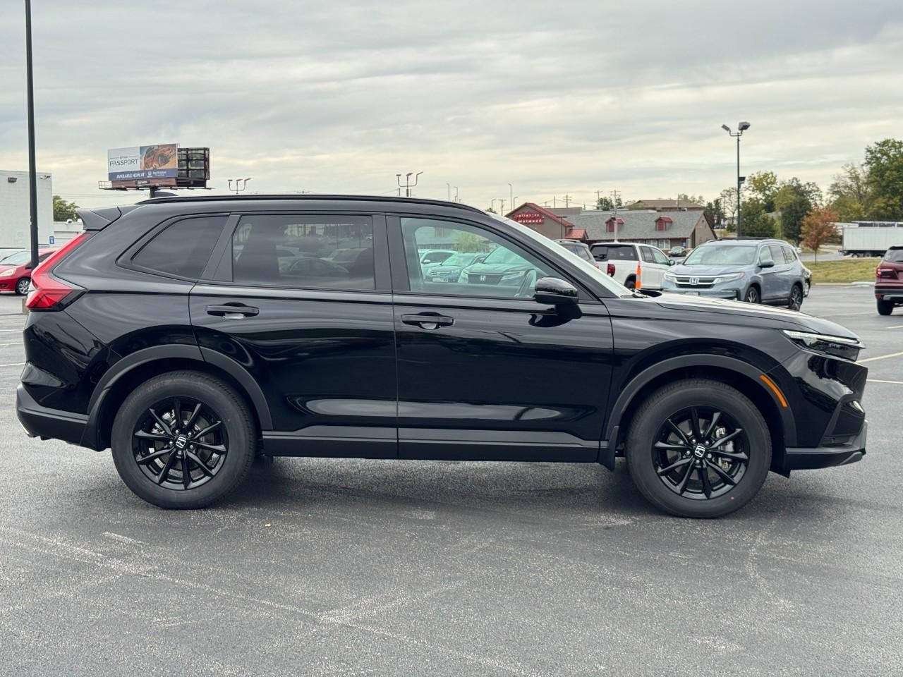 Honda CR-V Hybrid Vehicle Full-screen Gallery Image 02