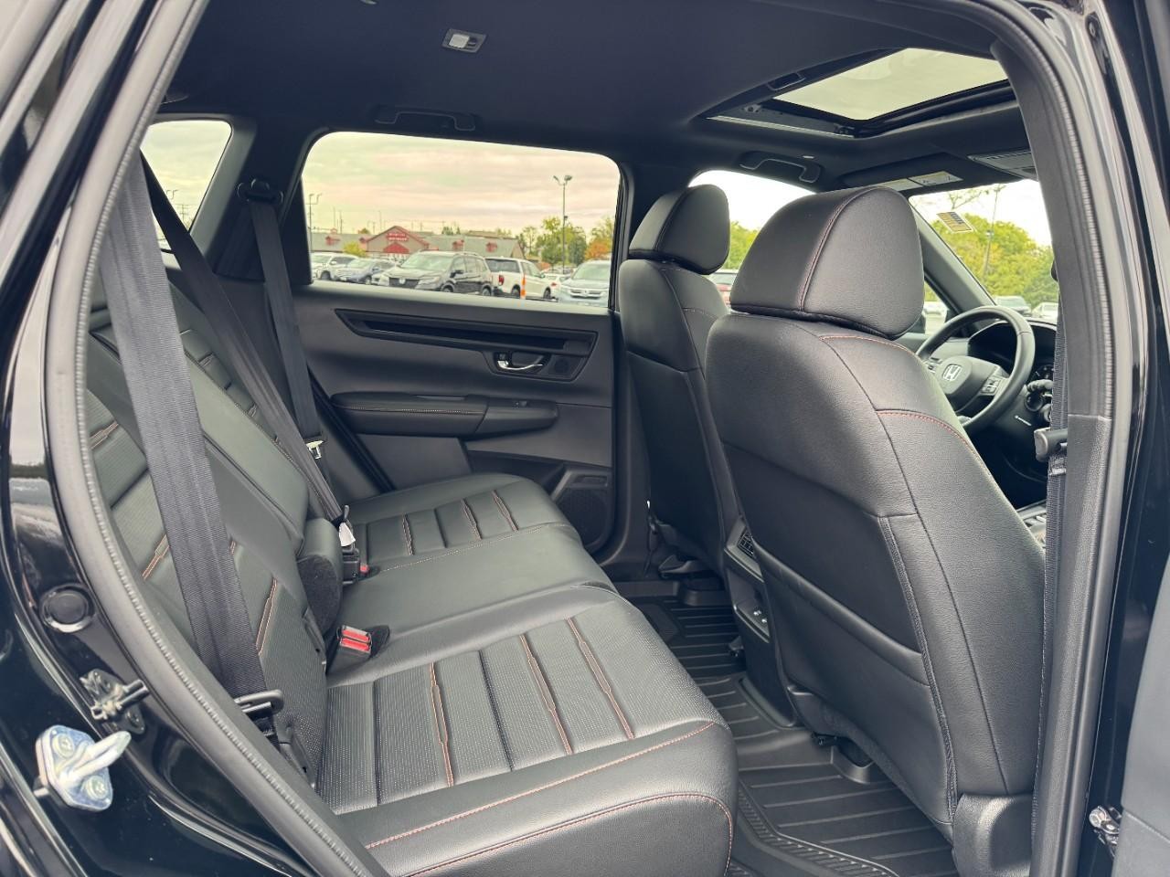 Honda CR-V Hybrid Vehicle Full-screen Gallery Image 10