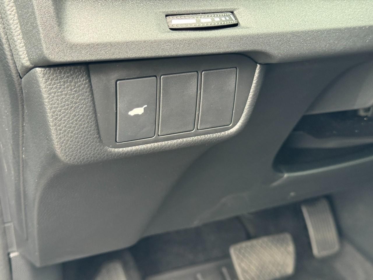 Honda CR-V Hybrid Vehicle Full-screen Gallery Image 17