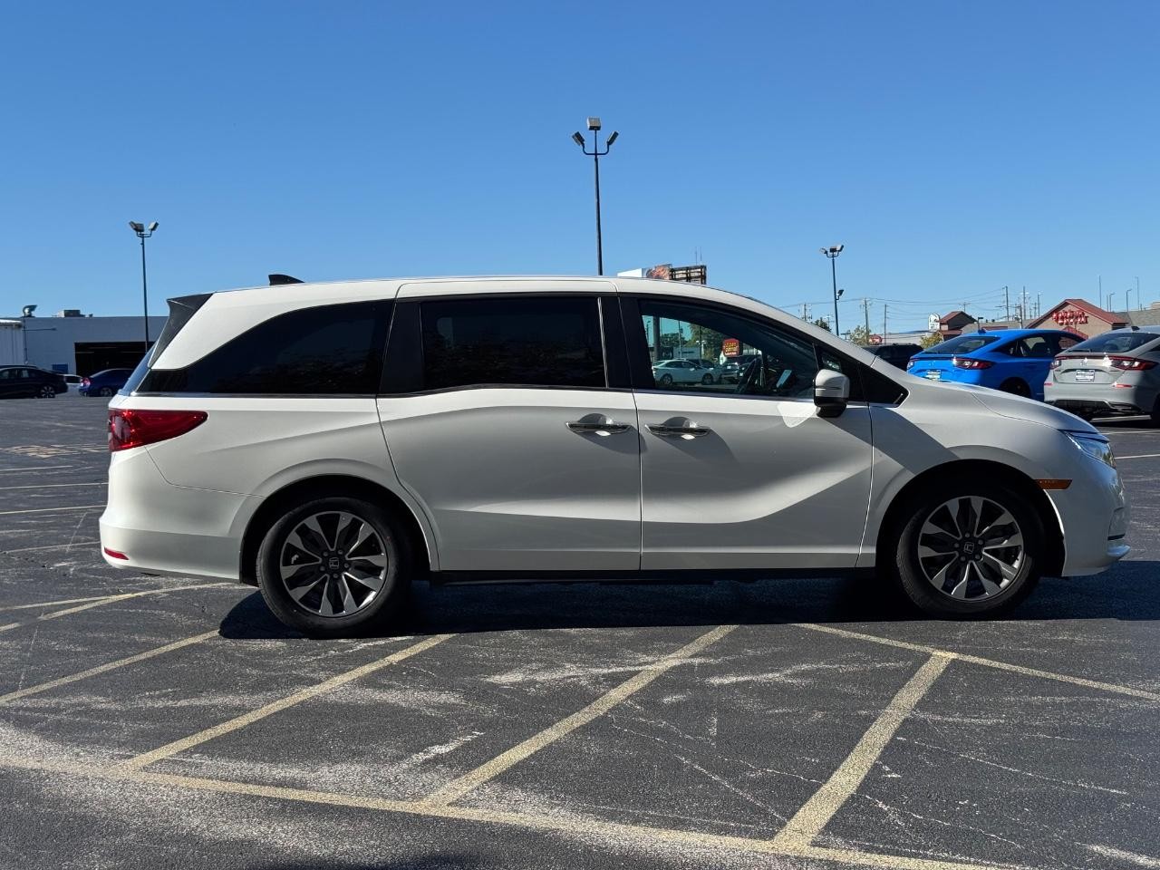 Honda Odyssey Vehicle Full-screen Gallery Image 02