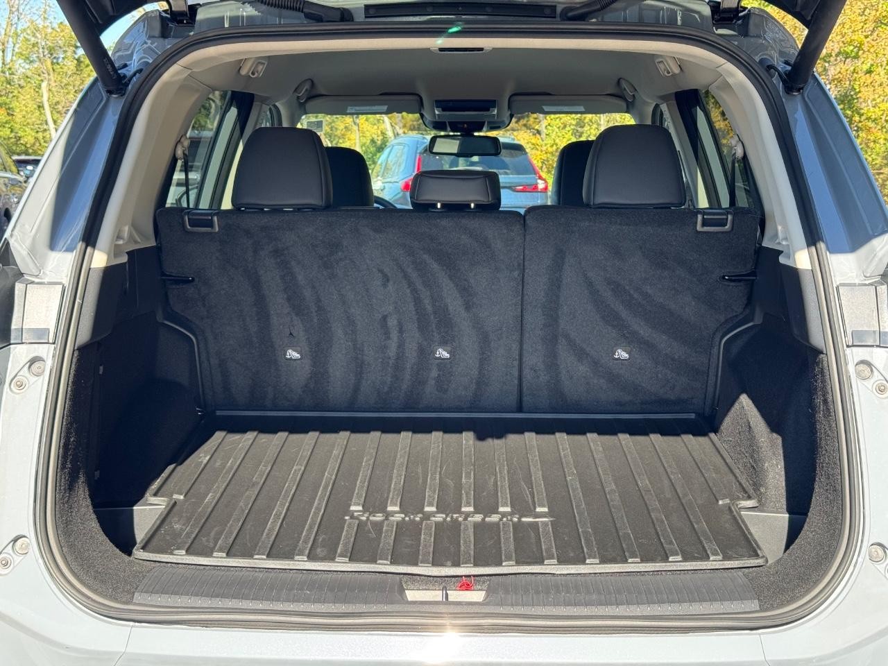 Nissan Rogue Vehicle Full-screen Gallery Image 04