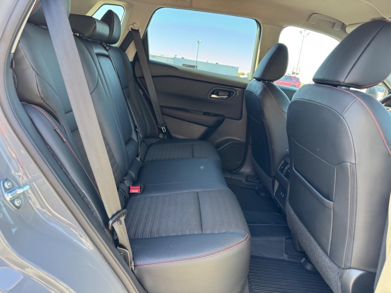 Nissan Rogue Vehicle Full-screen Gallery Image 10