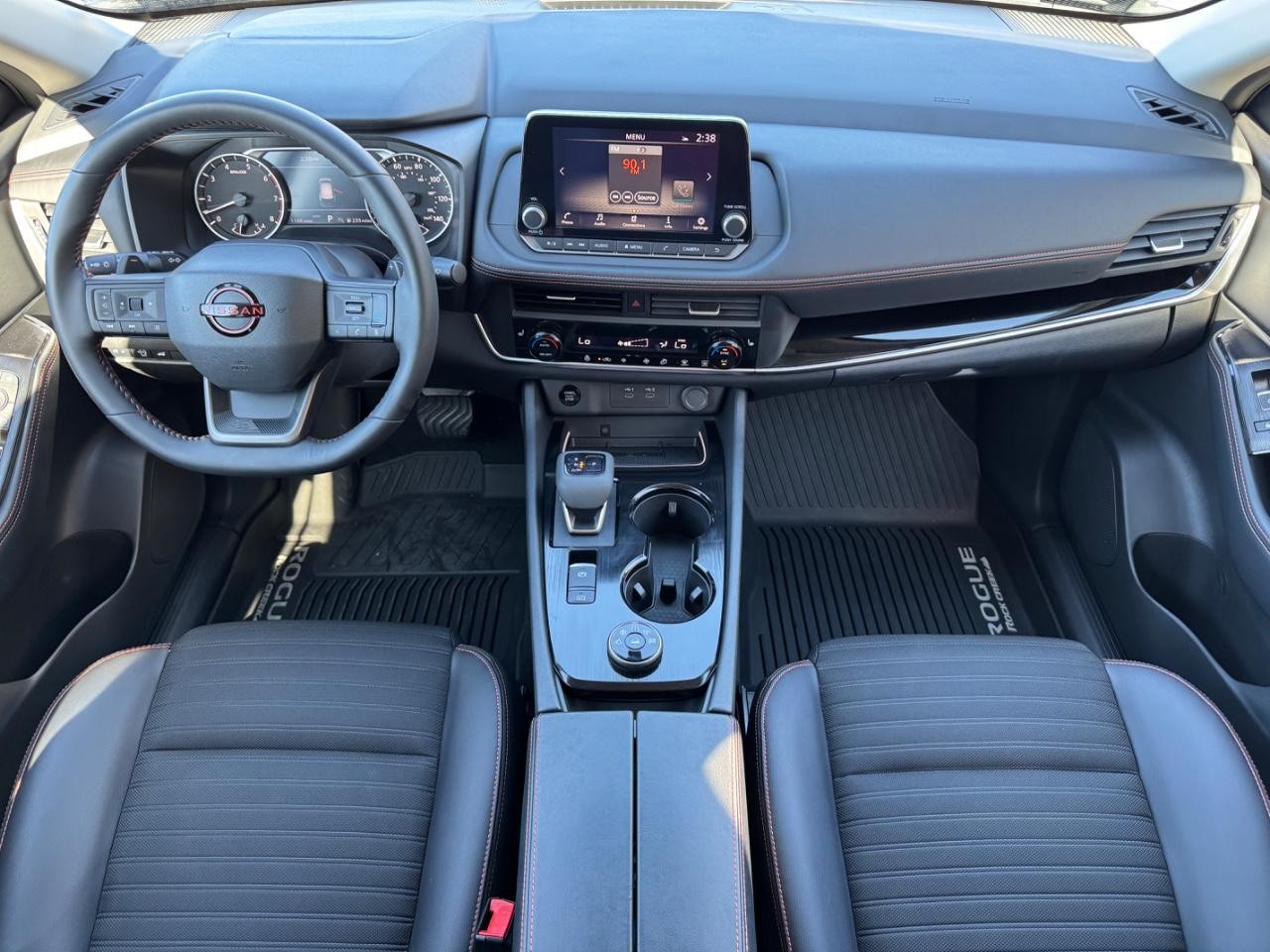 Nissan Rogue Vehicle Full-screen Gallery Image 11