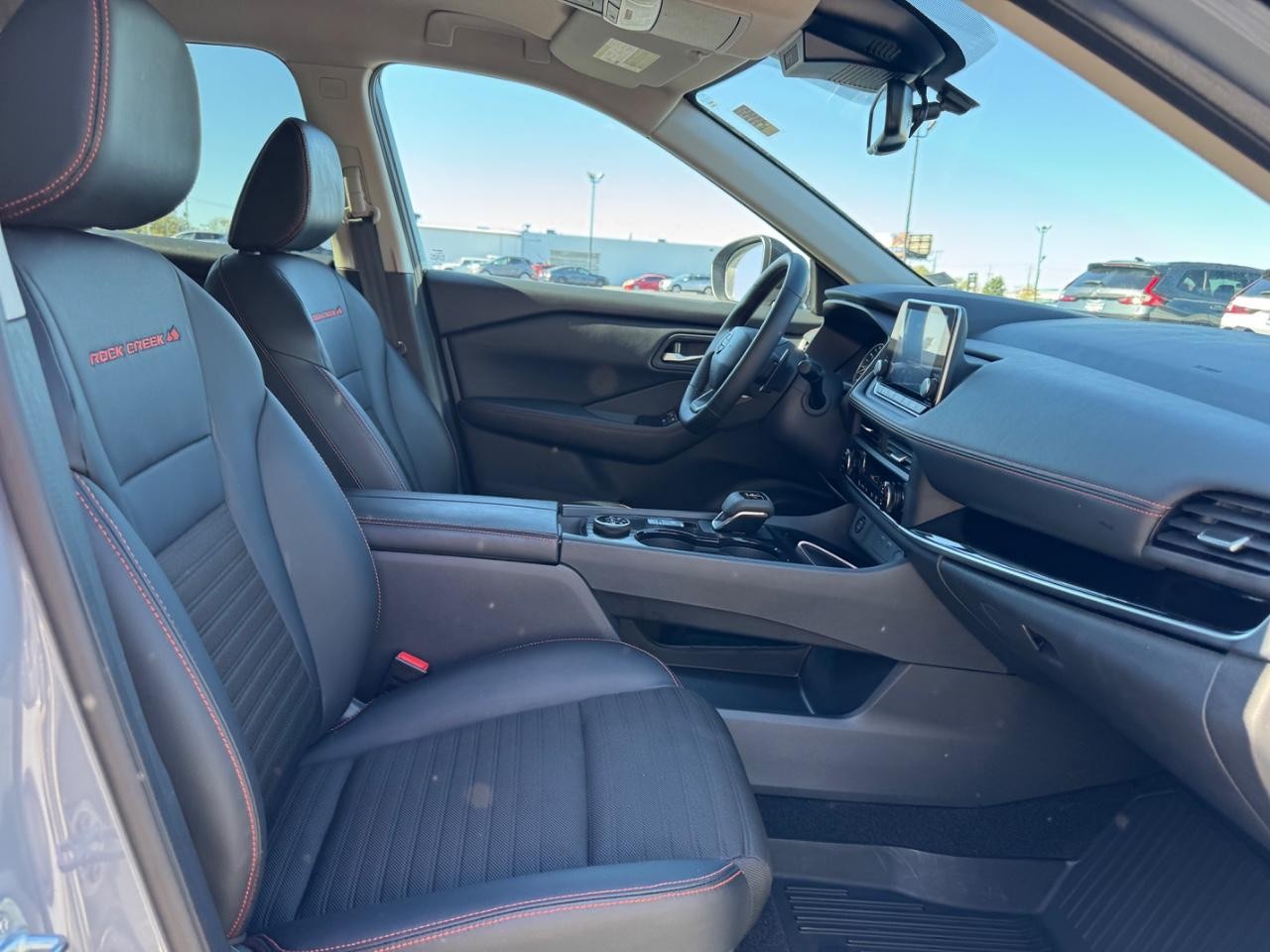 Nissan Rogue Vehicle Full-screen Gallery Image 17