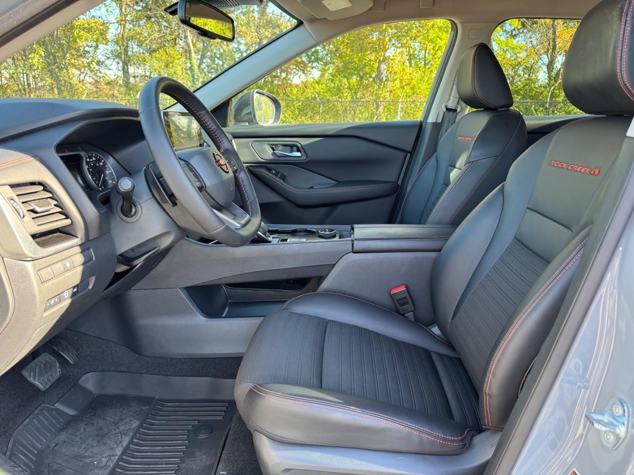 Nissan Rogue Vehicle Full-screen Gallery Image 18