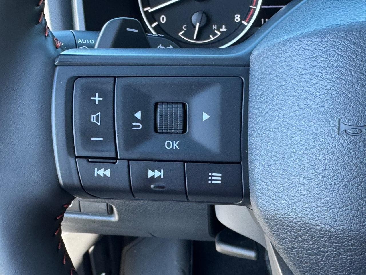 Nissan Rogue Vehicle Full-screen Gallery Image 20