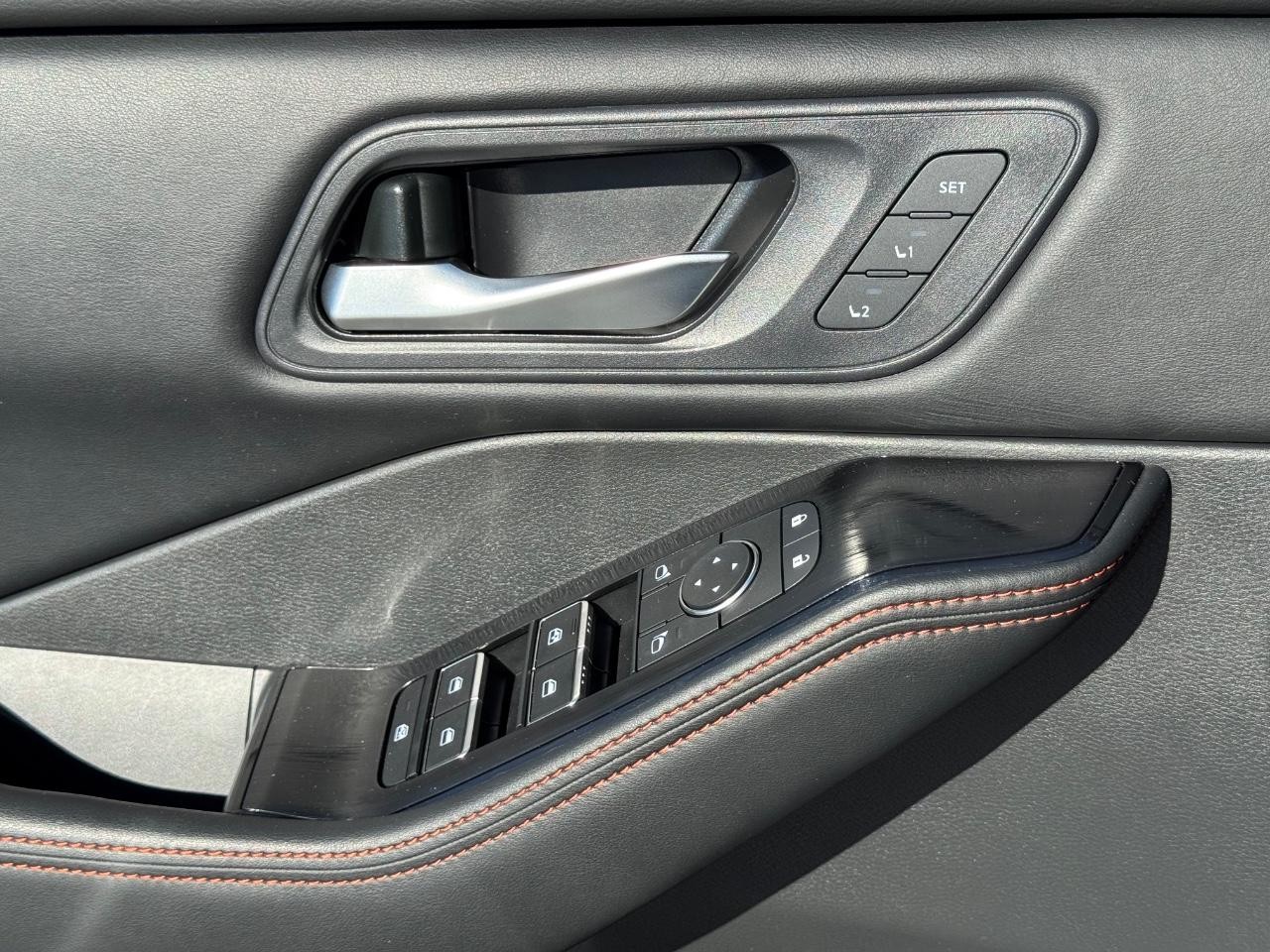 Nissan Rogue Vehicle Full-screen Gallery Image 24