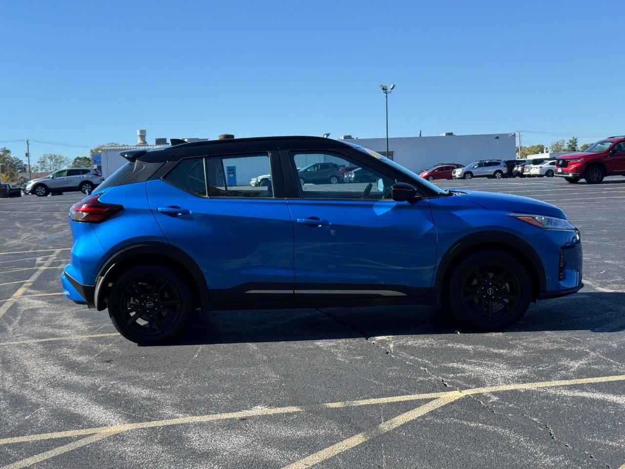 Nissan Kicks Vehicle Full-screen Gallery Image 02