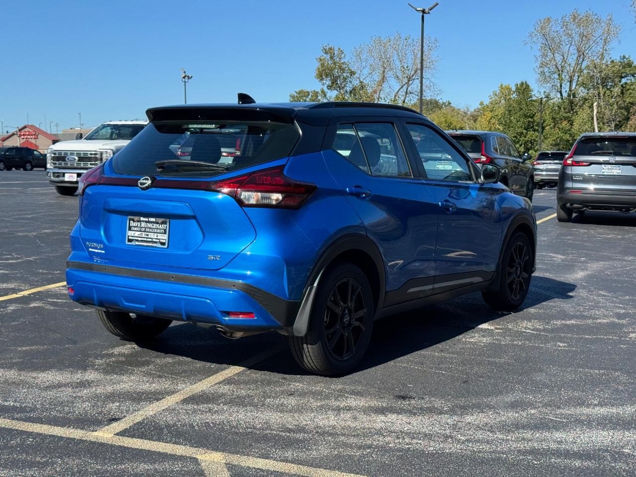 Nissan Kicks Vehicle Full-screen Gallery Image 03