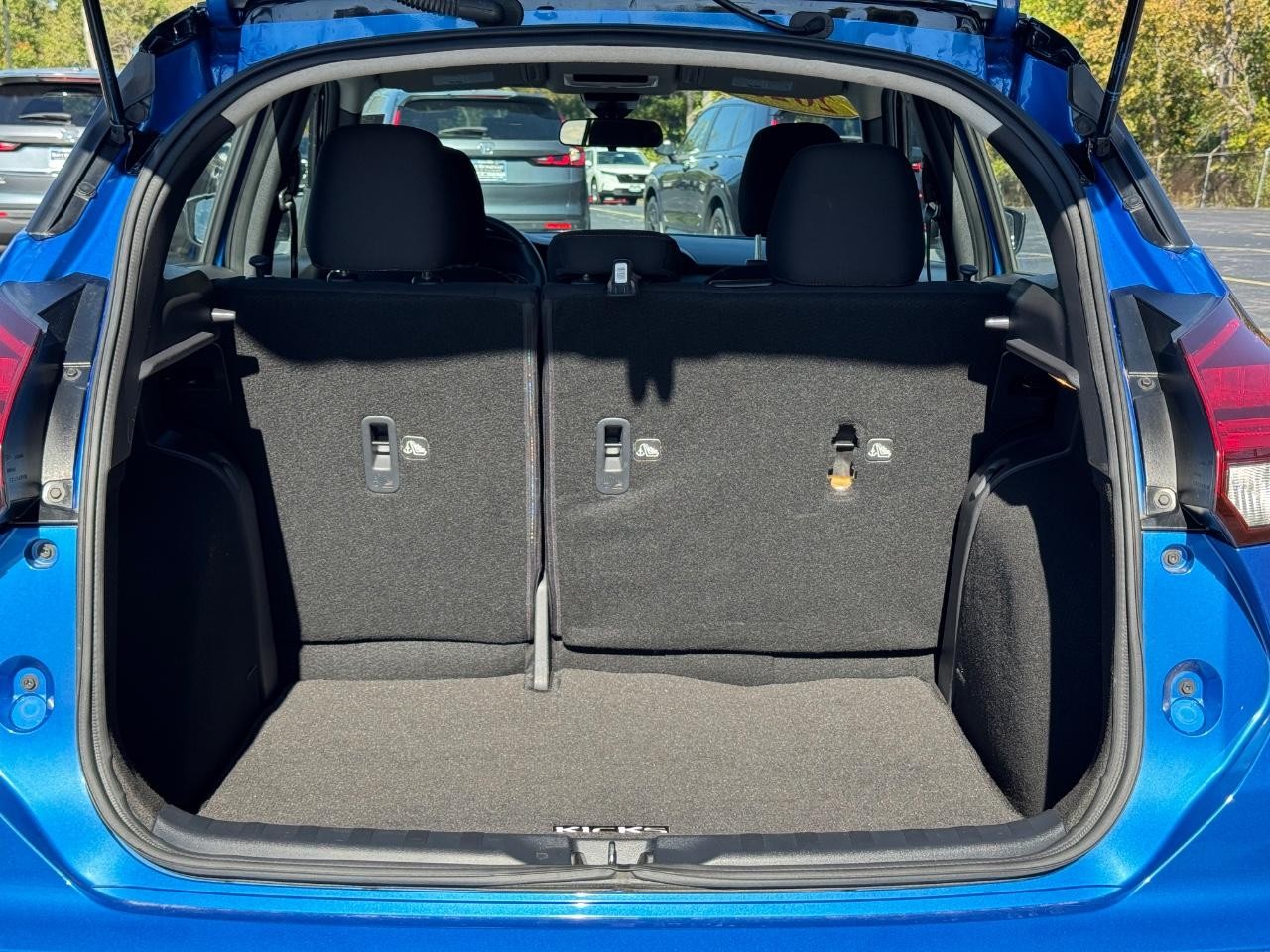 Nissan Kicks Vehicle Full-screen Gallery Image 04