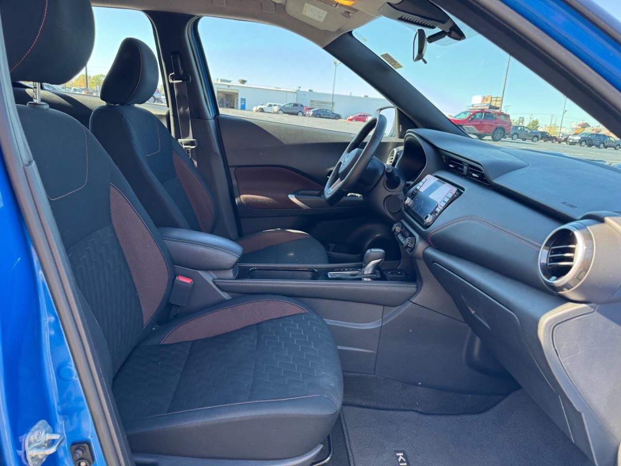 Nissan Kicks Vehicle Full-screen Gallery Image 16