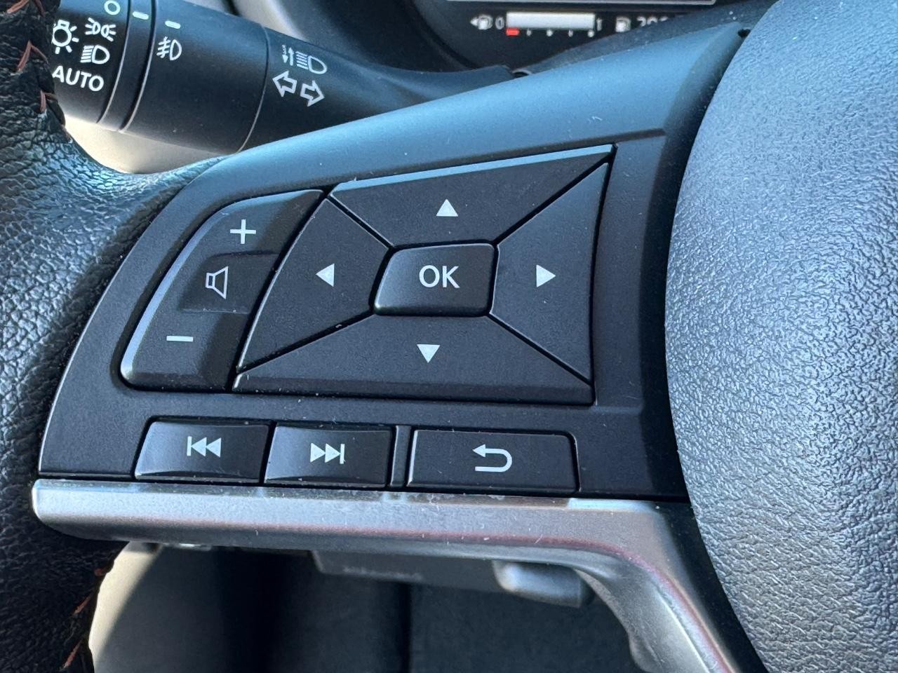 Nissan Kicks Vehicle Full-screen Gallery Image 19