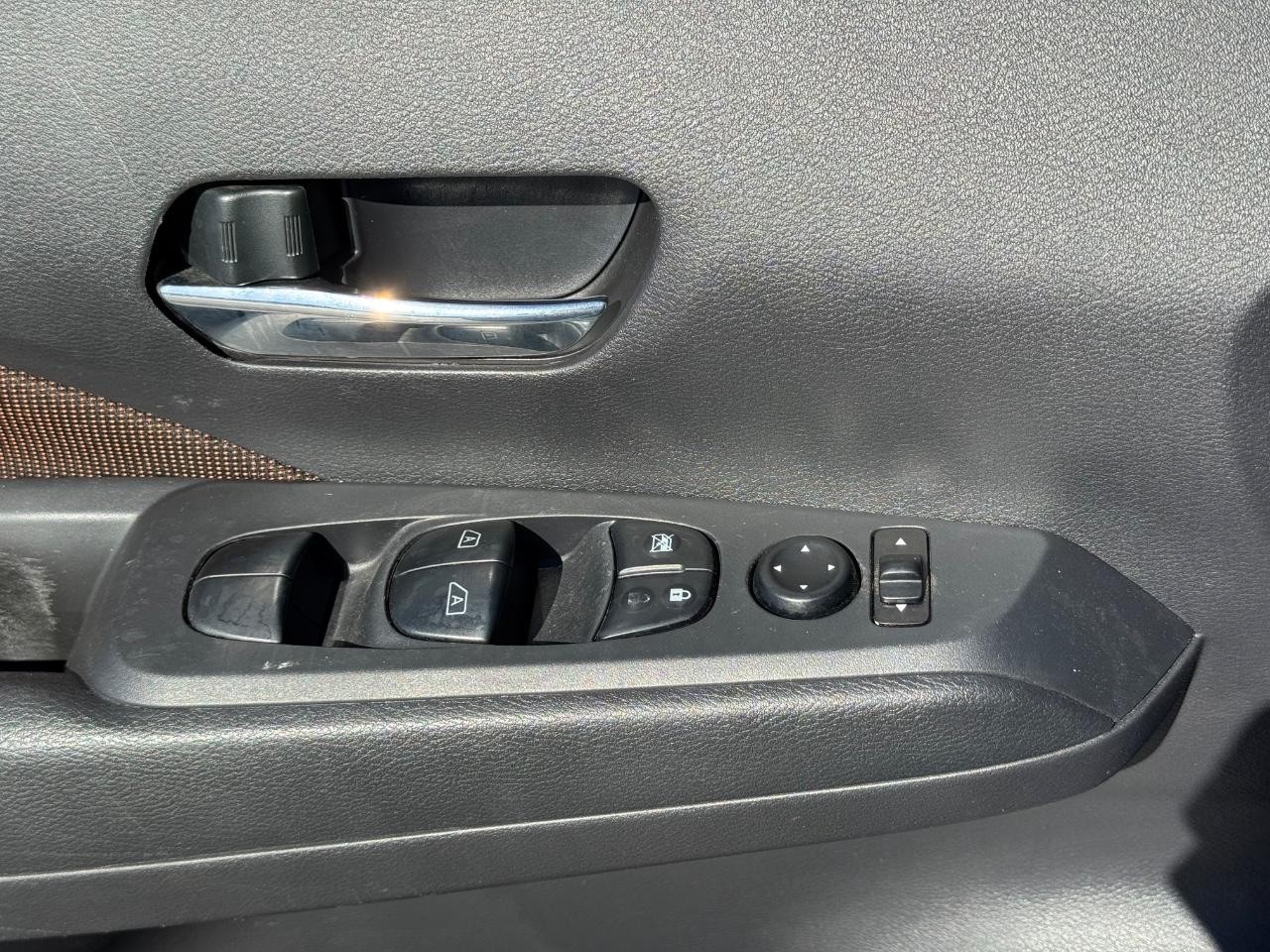 Nissan Kicks Vehicle Full-screen Gallery Image 22