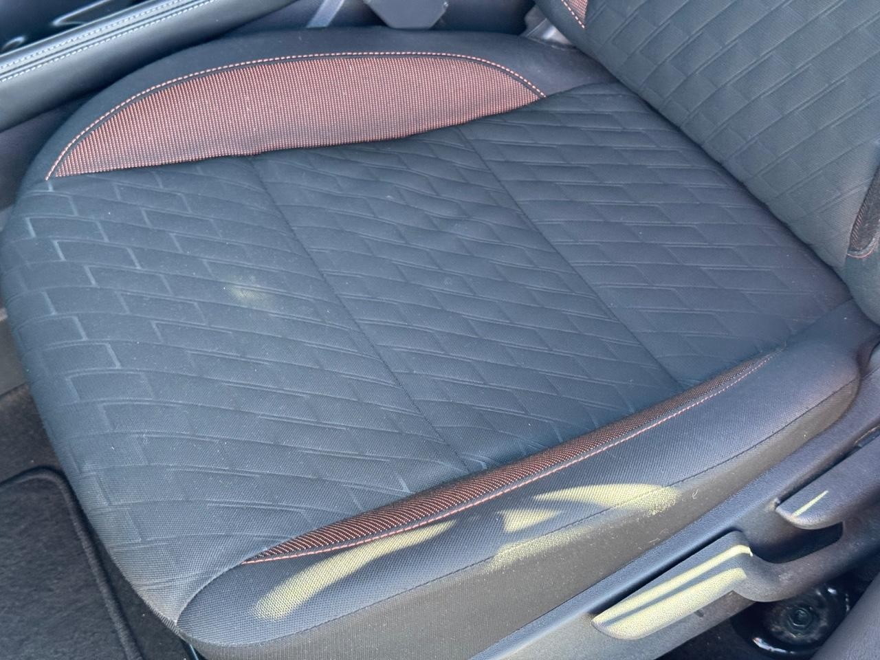 Nissan Kicks Vehicle Full-screen Gallery Image 23