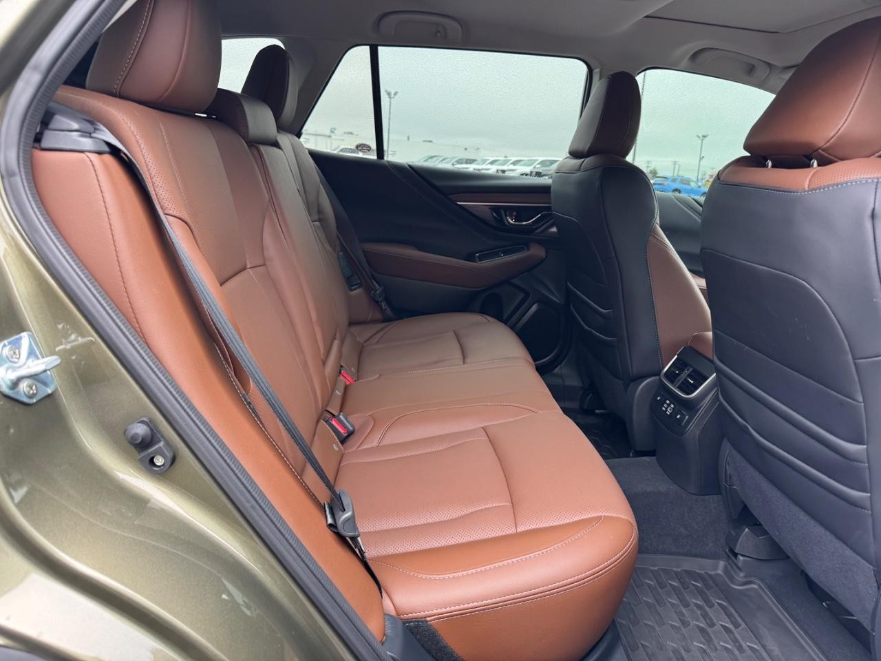 Subaru Outback Vehicle Full-screen Gallery Image 10