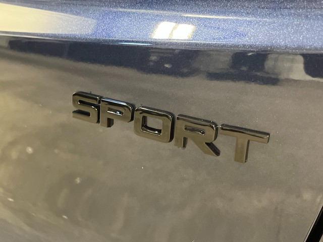 Honda CR-V Hybrid Vehicle Full-screen Gallery Image 06