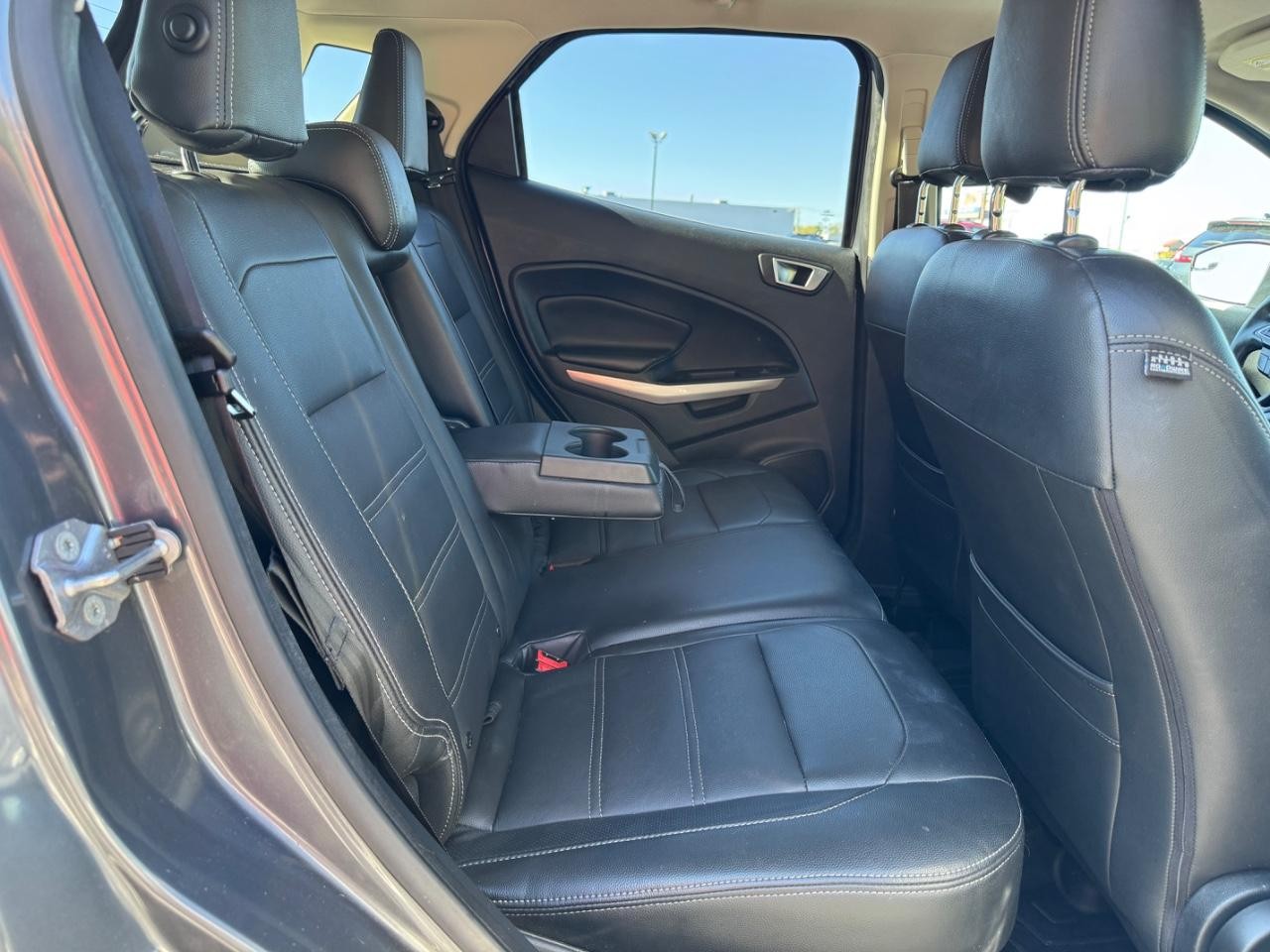 Ford EcoSport Vehicle Full-screen Gallery Image 09