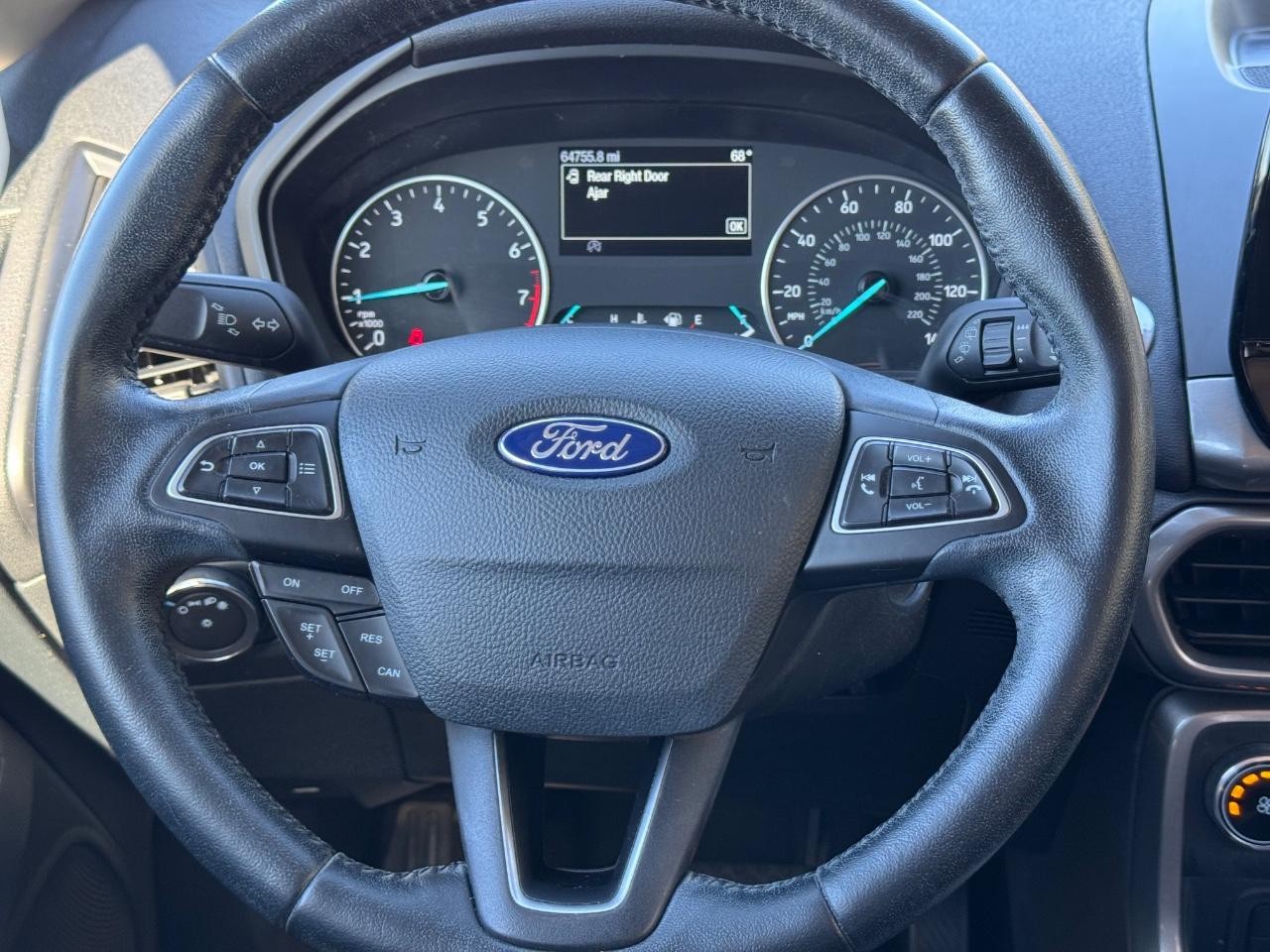 Ford EcoSport Vehicle Full-screen Gallery Image 11