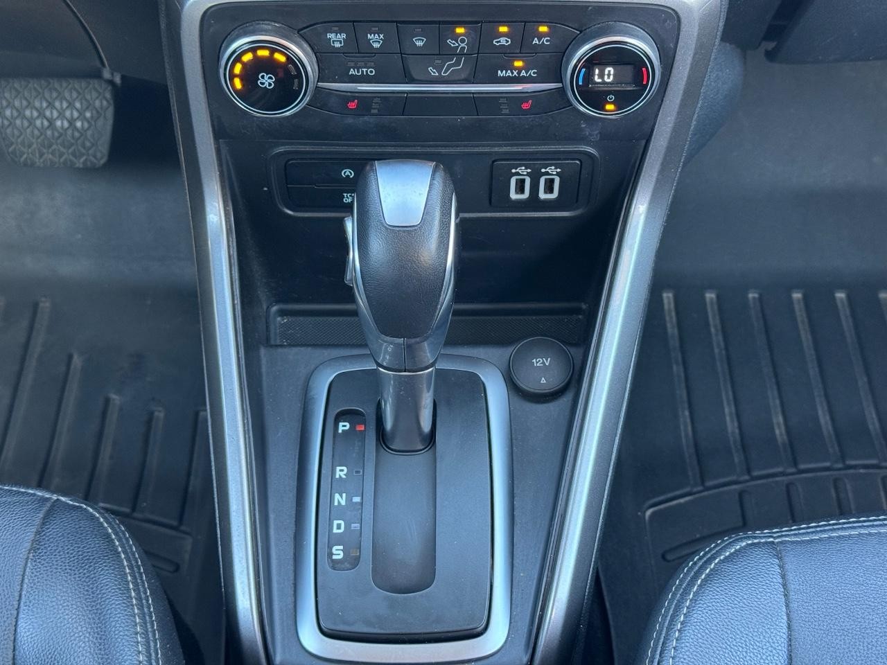 Ford EcoSport Vehicle Full-screen Gallery Image 14