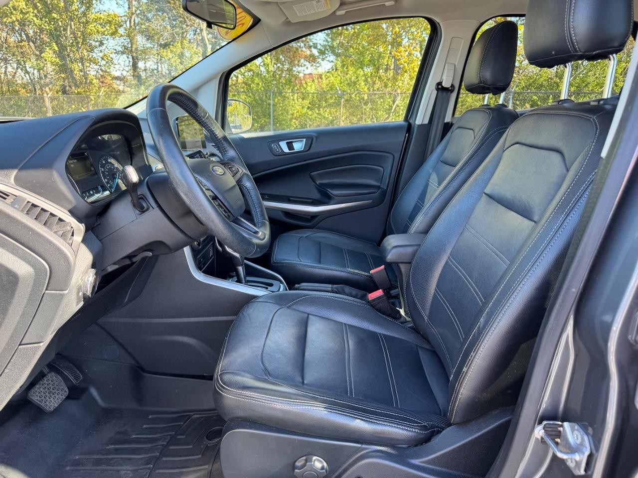 Ford EcoSport Vehicle Full-screen Gallery Image 16