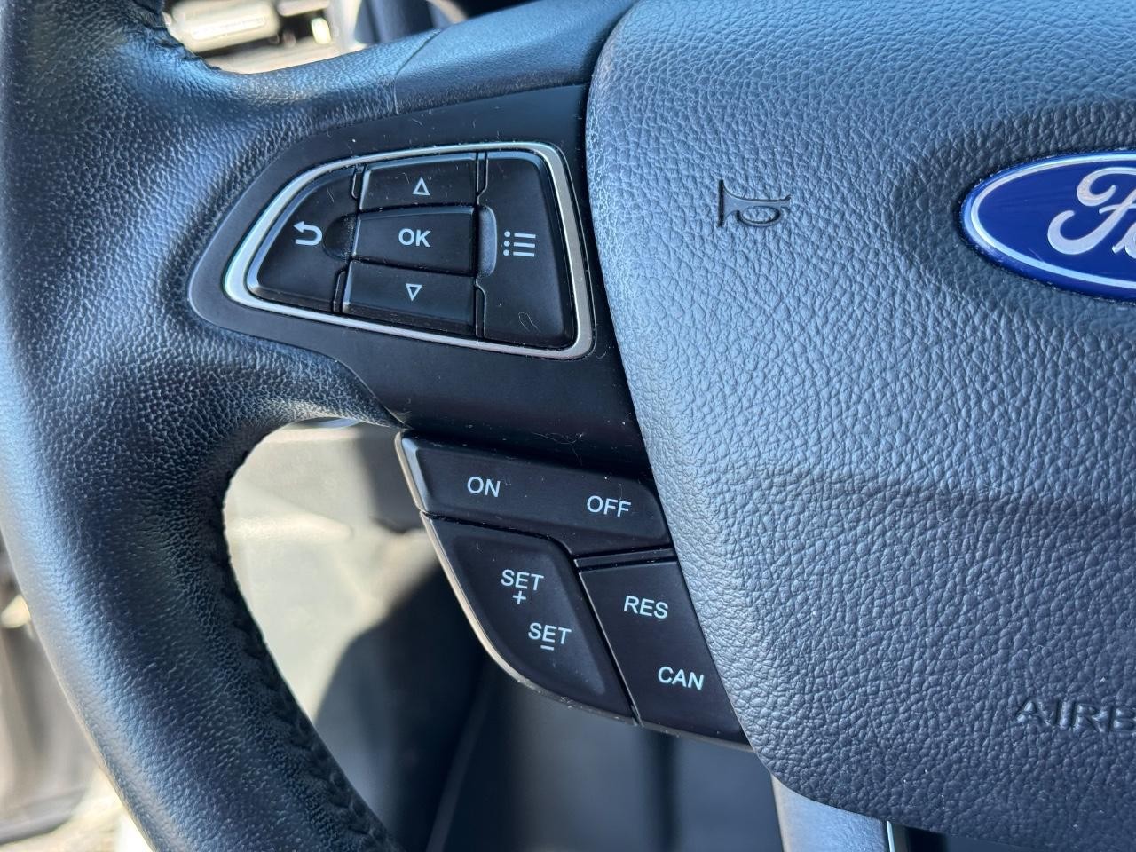 Ford EcoSport Vehicle Full-screen Gallery Image 19