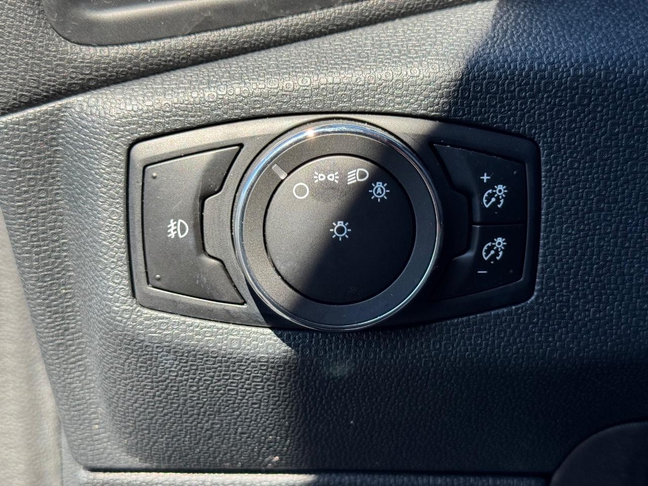 Ford EcoSport Vehicle Full-screen Gallery Image 21