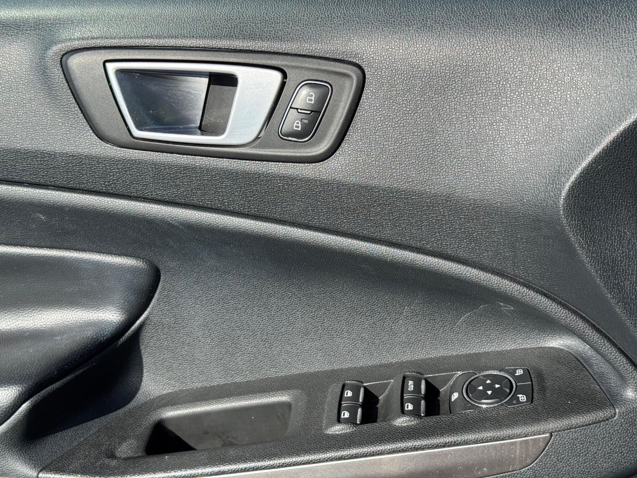 Ford EcoSport Vehicle Full-screen Gallery Image 24