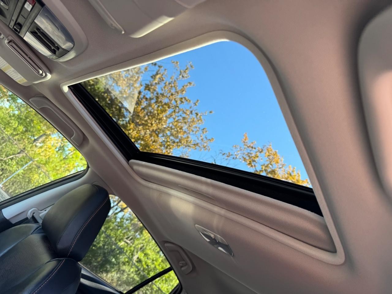 Subaru Crosstrek Vehicle Full-screen Gallery Image 18