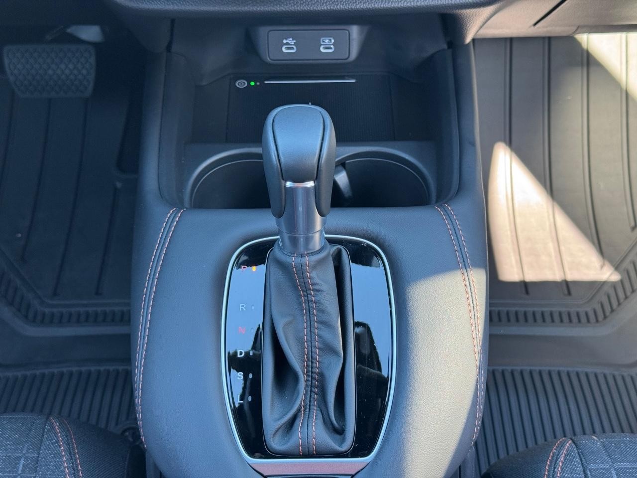 Honda HR-V Vehicle Full-screen Gallery Image 15