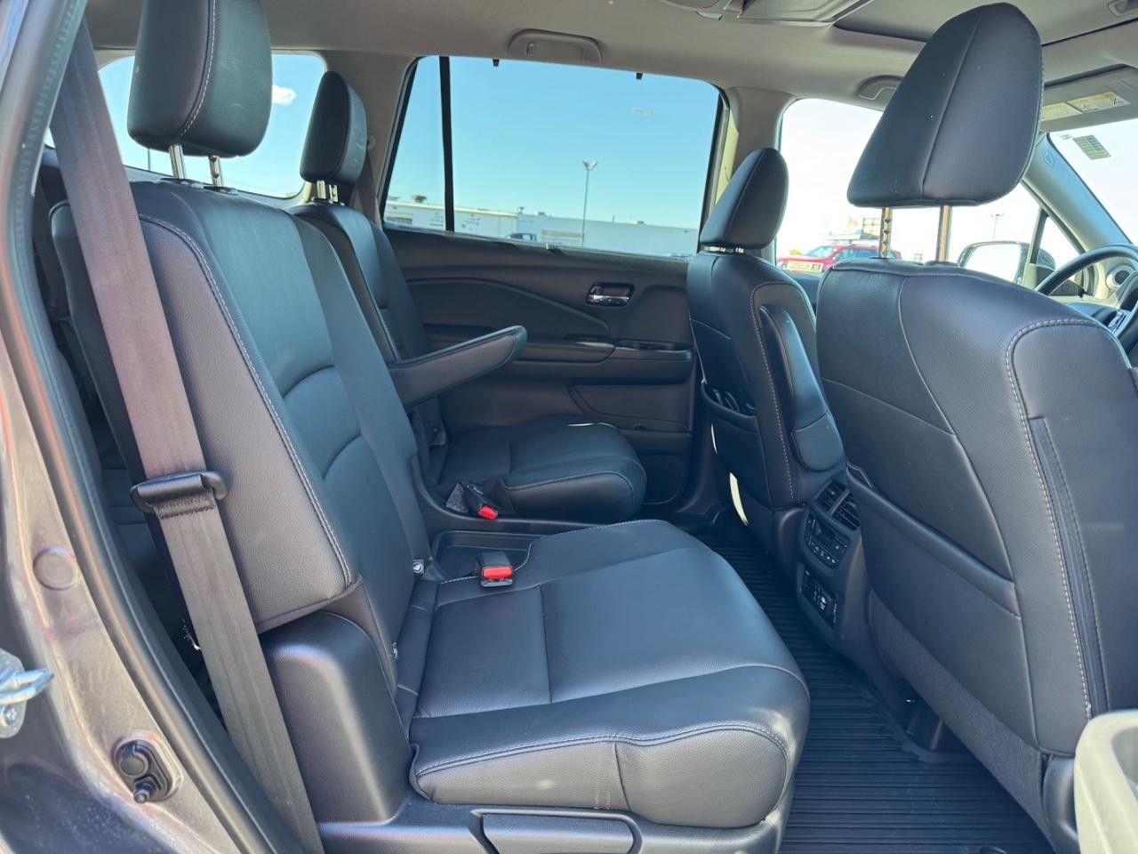 Honda Pilot Vehicle Full-screen Gallery Image 10