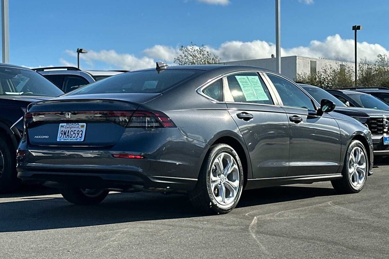 Honda Accord Sedan Vehicle Full-screen Gallery Image 03