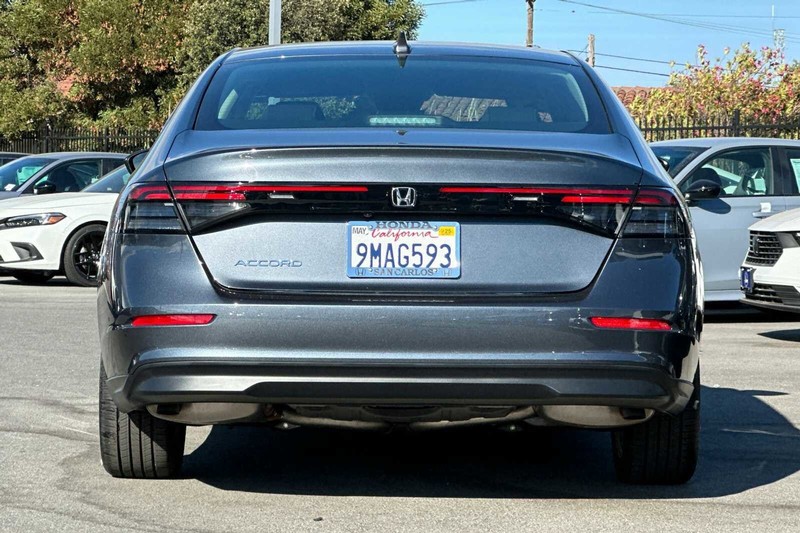 Honda Accord Sedan Vehicle Full-screen Gallery Image 04
