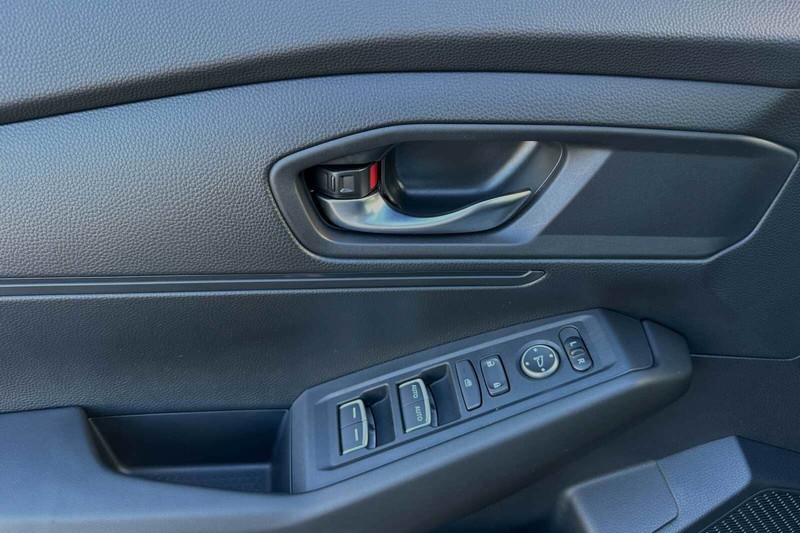 Honda Accord Sedan Vehicle Full-screen Gallery Image 10