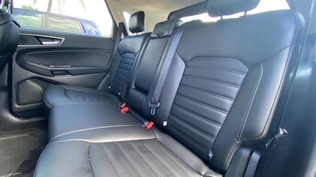 Ford Edge Vehicle Full-screen Gallery Image 4
