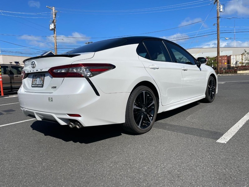 Toyota Camry Vehicle Full-screen Gallery Image 2