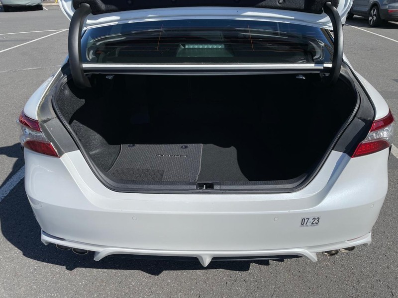 Toyota Camry Vehicle Full-screen Gallery Image 5