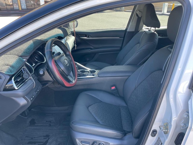 Toyota Camry Vehicle Full-screen Gallery Image 6