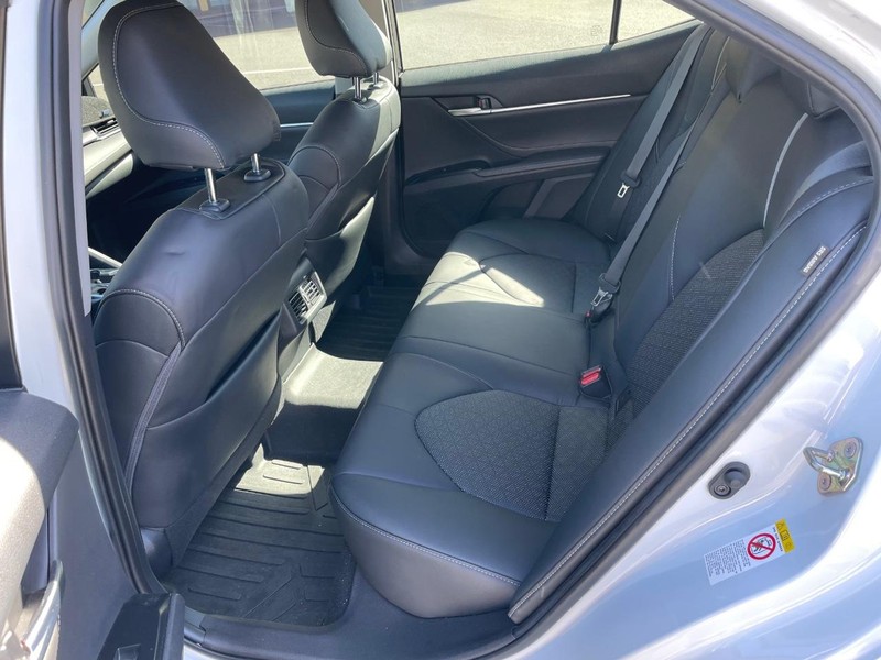 Toyota Camry Vehicle Full-screen Gallery Image 7