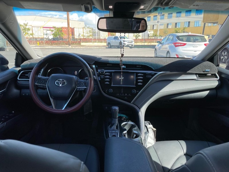 Toyota Camry Vehicle Full-screen Gallery Image 8