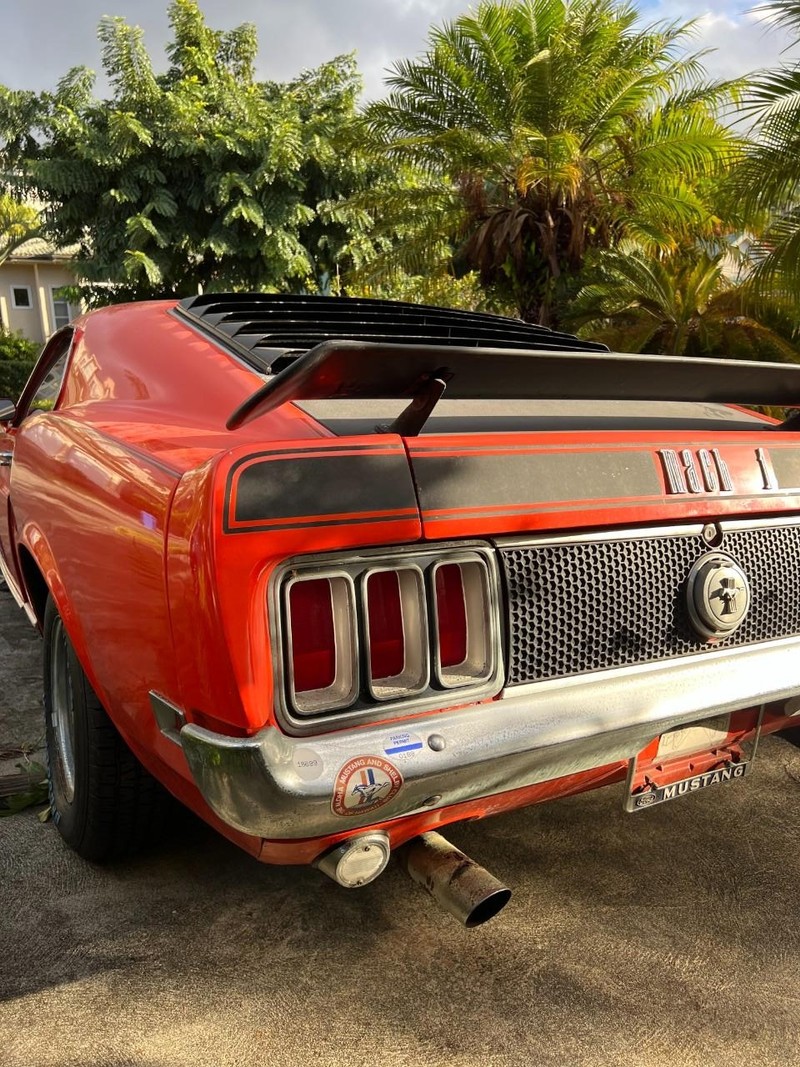 Ford Mustang Vehicle Full-screen Gallery Image 3