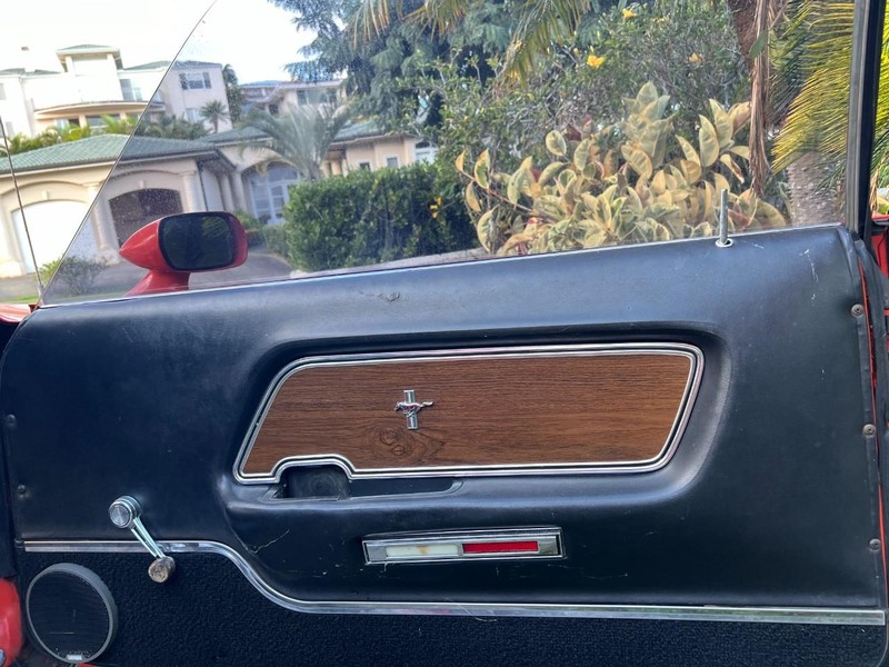 Ford Mustang Vehicle Full-screen Gallery Image 7