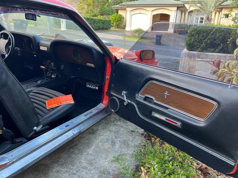 Ford Mustang Vehicle Full-screen Gallery Image 8