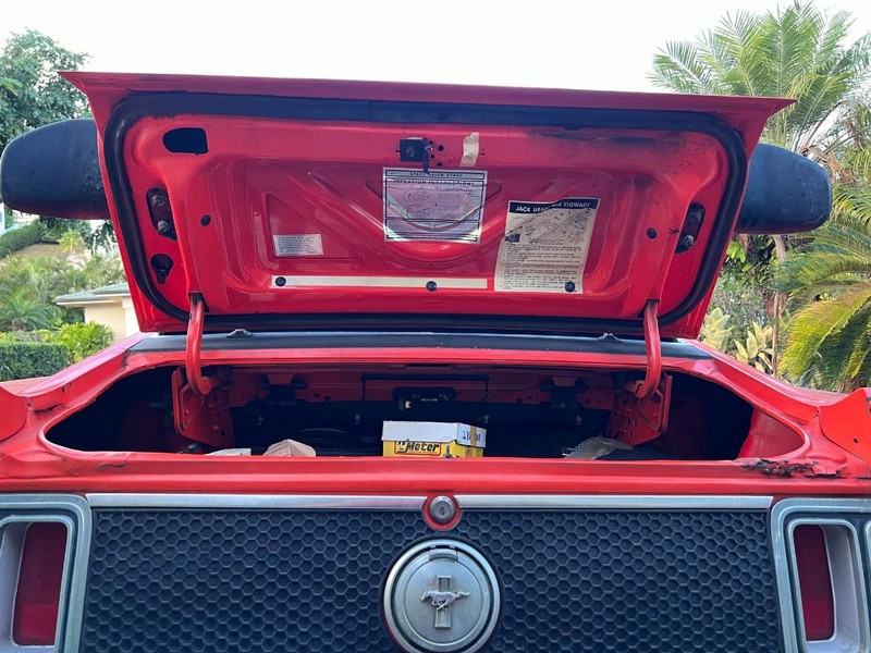 Ford Mustang Vehicle Full-screen Gallery Image 9