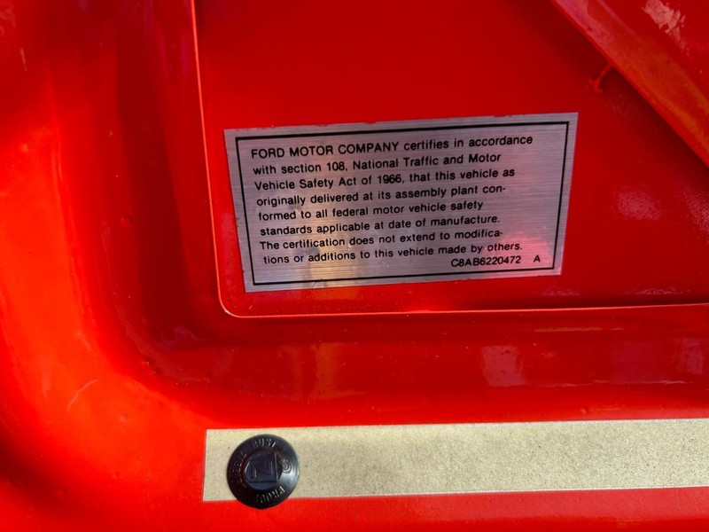 Ford Mustang Vehicle Full-screen Gallery Image 11